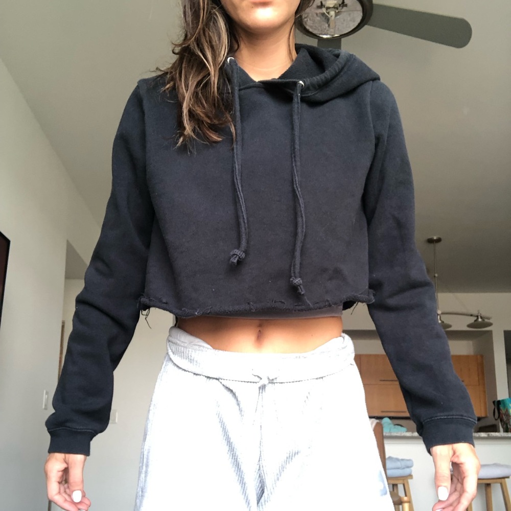 Cropped black sweatshirt